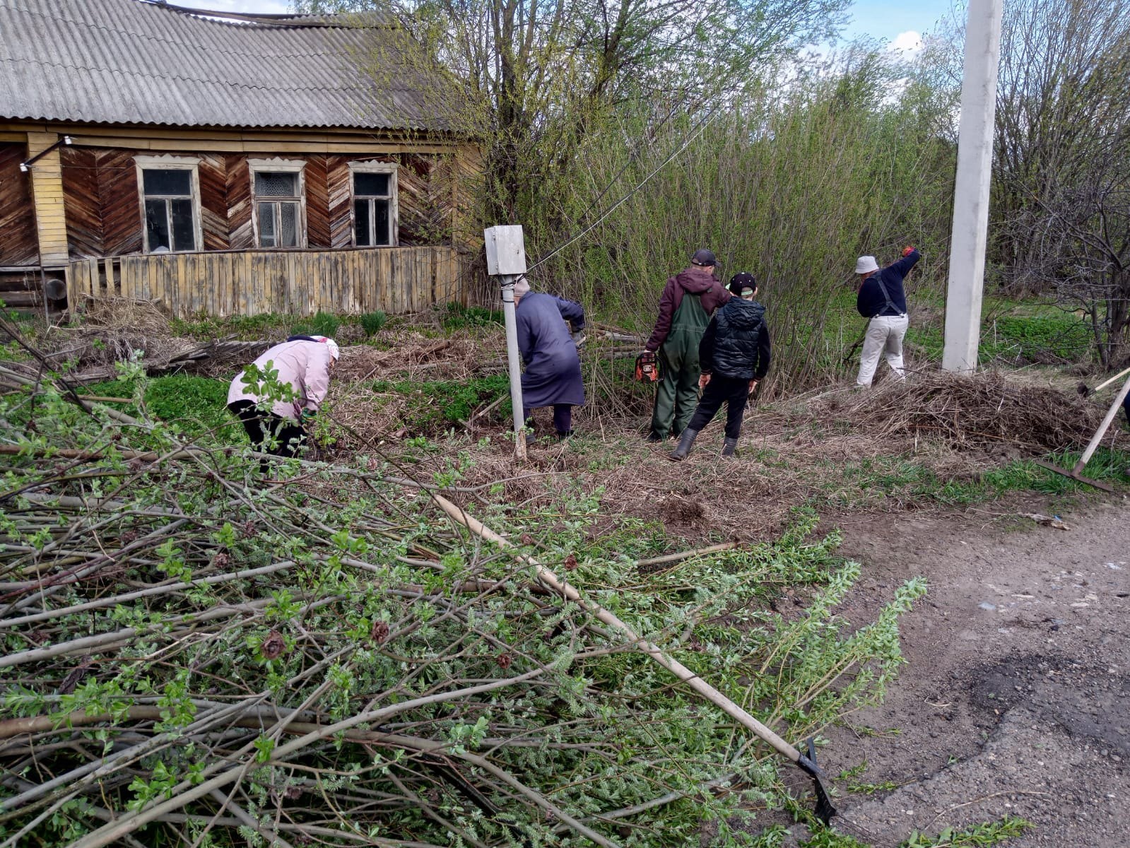 Жители улицы Озерная села Терси вышли на субботник | 02.05.2024 | Агрыз -  БезФормата